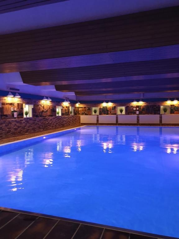 Hallenbad am Abend